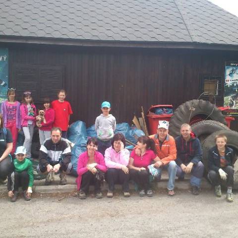 Upratovanie okolia na Pezinskej Babe po sezóne