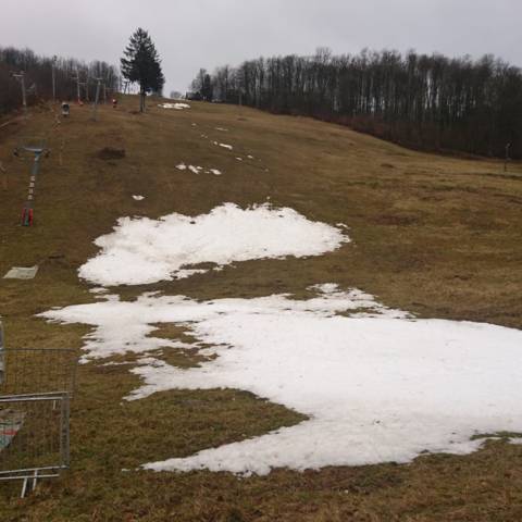 Prevádzka vlekov je prerušená až do odvolania.