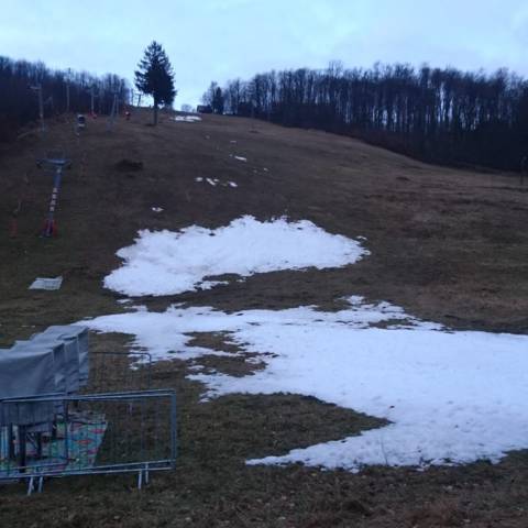 Prevádzka vlekov je prerušená až do odvolania.