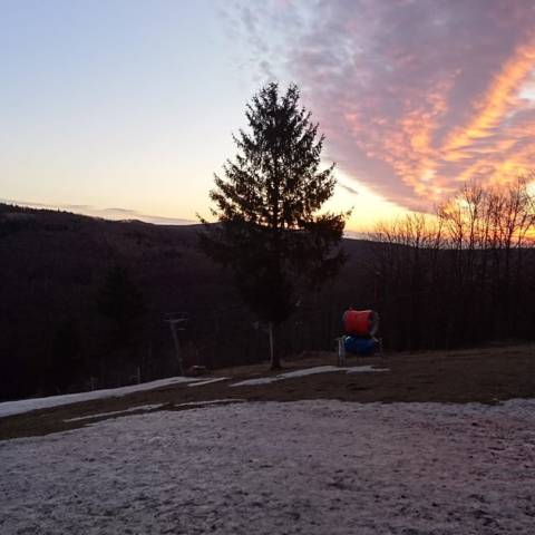 Prevádzka vlekov v oboch strediskách je prerušená až do odvolania.
