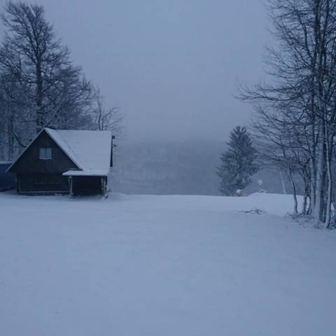 Prevádzka vlekov v oboch strediskách je prerušená až do odvolania.