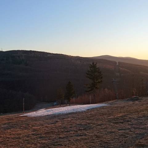 Prevádzka vlekov v oboch strediskách je prerušená až do odvolania.