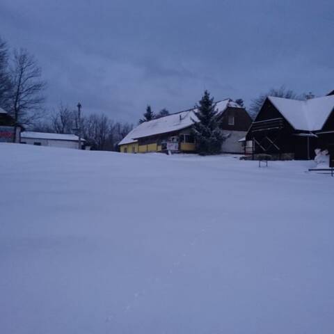 Od včera napadlo do 5 cm čerstvého prachového snehu.
