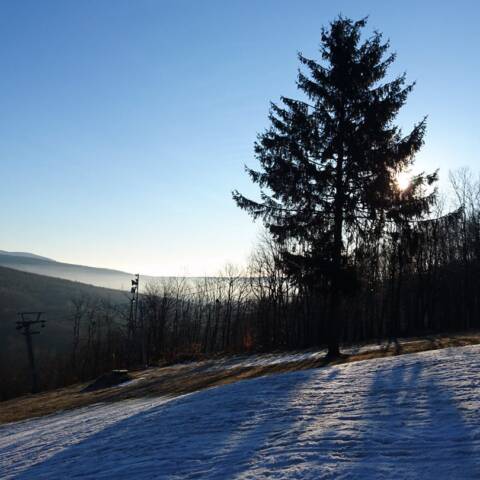 Krásne jarné počasie na kopcoch.