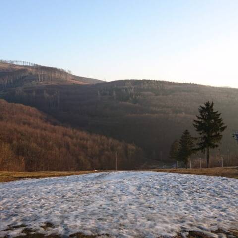 Vysoké teploty na február zatiaľ trvajú aj v noci.