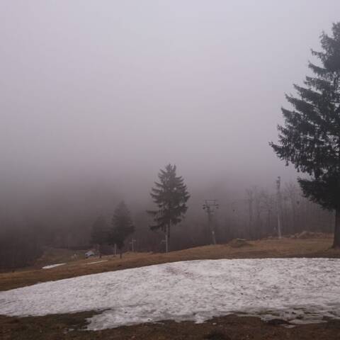 Z technického snehu sú už len zvyšky.