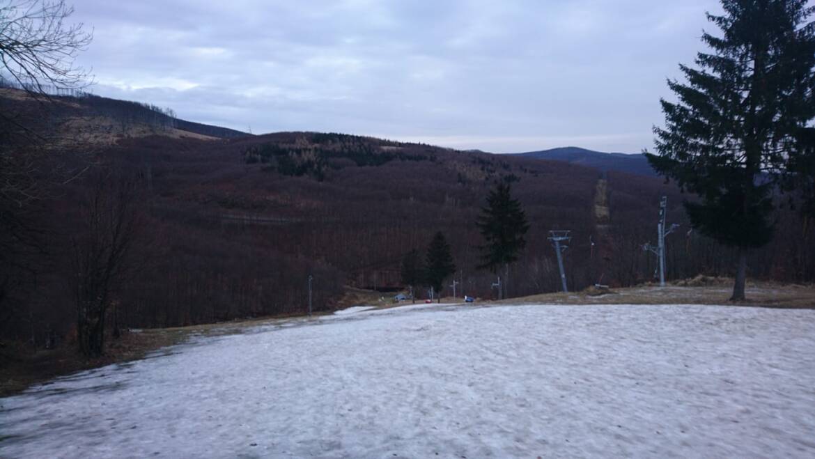 After further warming, almost all the natural snow disappeared.