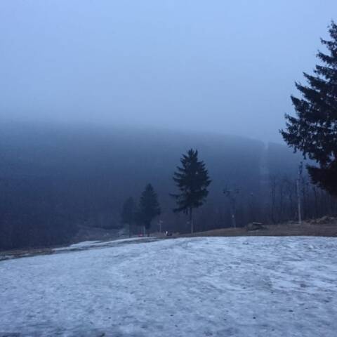 Zostal len technický sneh na svahu a utlačený sneh vo forme ľadu.