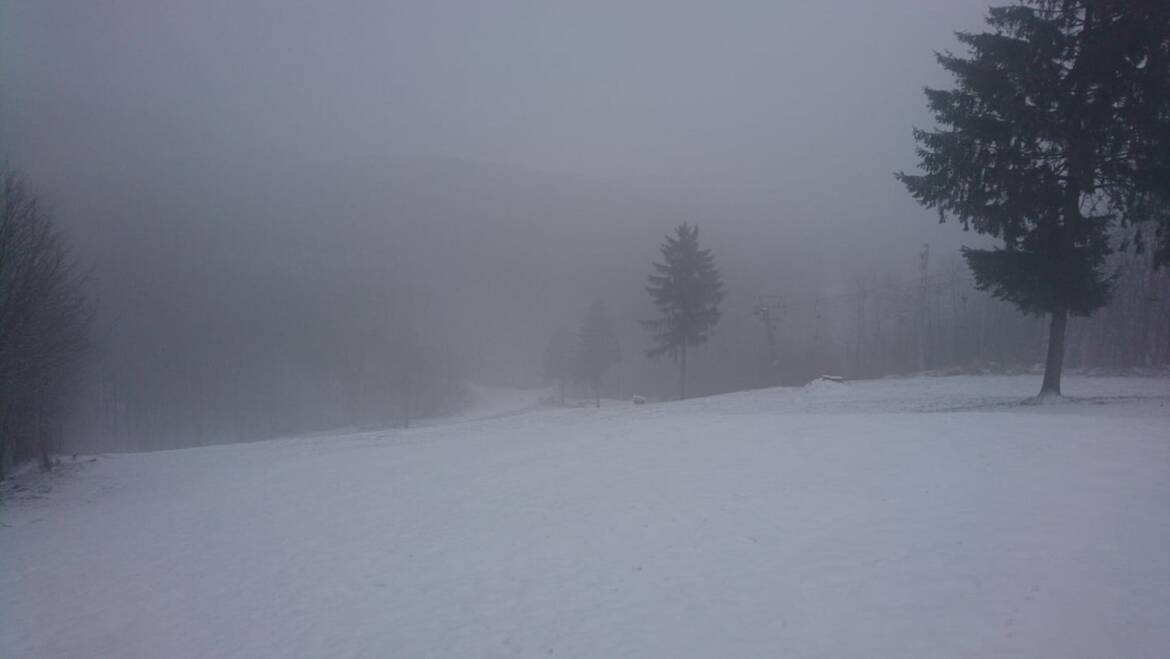 Pripadol jemný poprašok snehu do 1 cm.