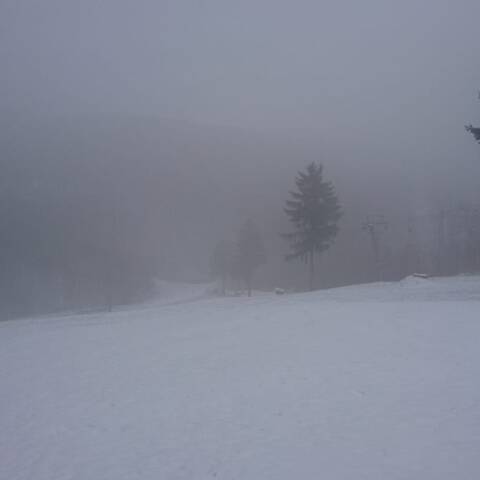 Pripadol jemný poprašok snehu do 1 cm.