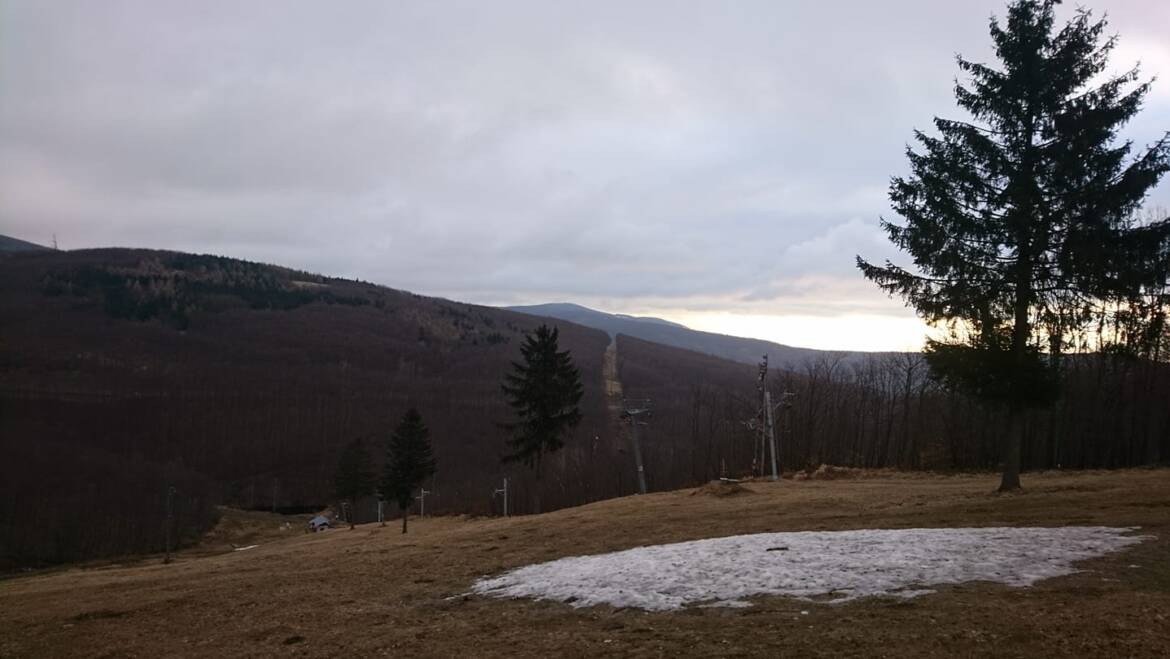 Na zjazdovke sú ešte stále zvyšky technického snehu.