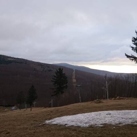 Na zjazdovke sú ešte stále zvyšky technického snehu.