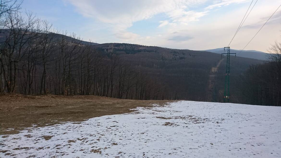 Na svahu sú ešte aj zvyšky prírodného snehu napadnutého v stredu.