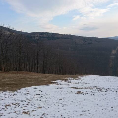 Na svahu sú ešte aj zvyšky prírodného snehu napadnutého v stredu.