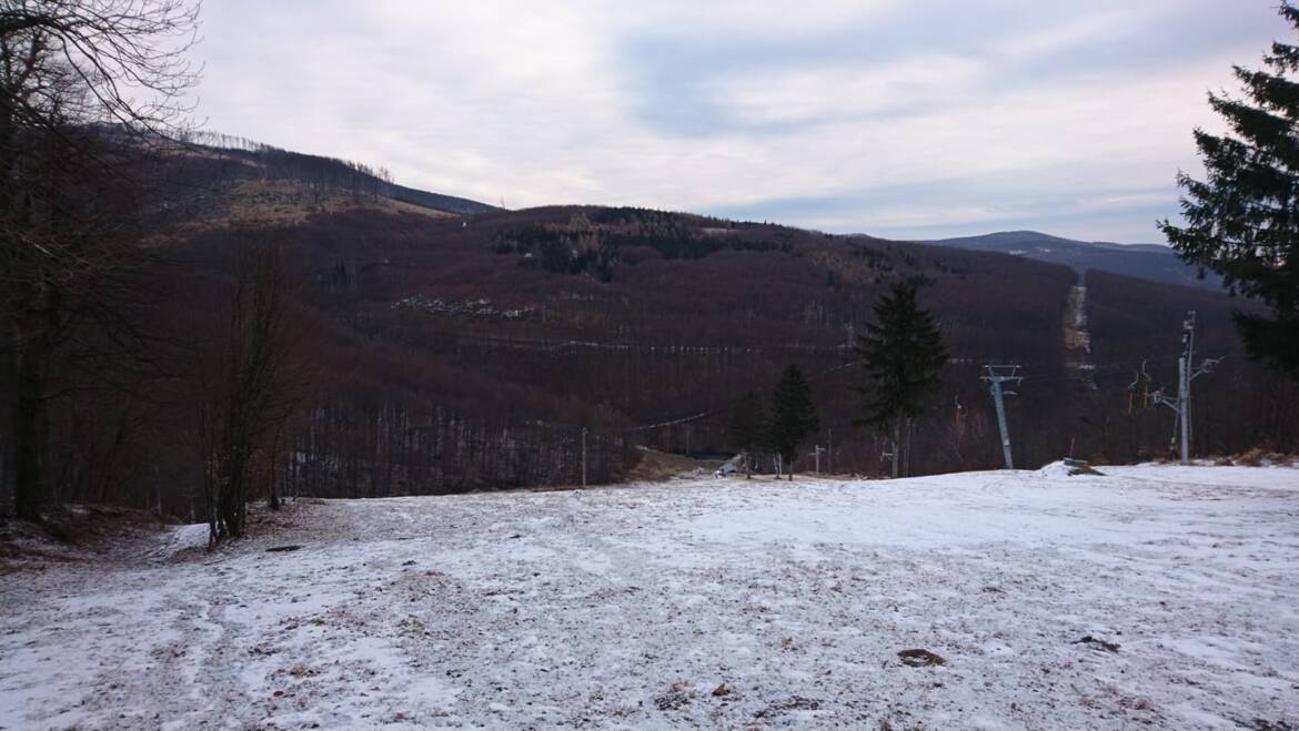 Väčšina prírodného snehu sa včera počas dňa roztopila.