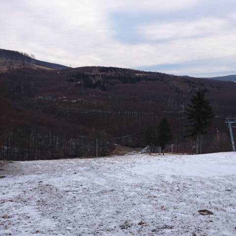 Väčšina prírodného snehu sa včera počas dňa roztopila.