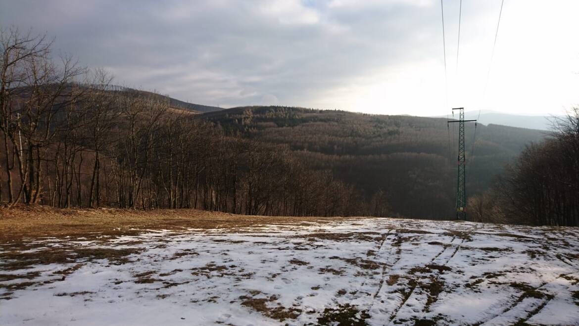 Na svahoch sú ešte posledné zvyšky prírodného snehu.
