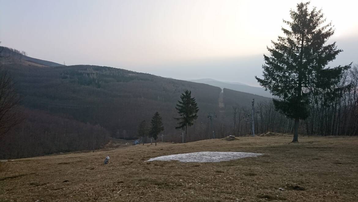 Na svahoch sú ešte posledné zvyšky prírodného aj technického snehu.