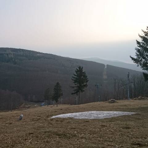 Na svahoch sú ešte posledné zvyšky prírodného aj technického snehu.