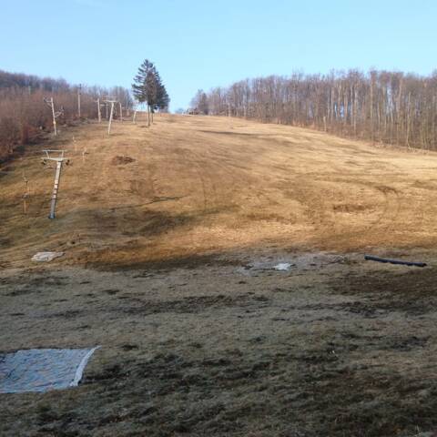 Na svahu pri vleku DOUBLE sú už len posledné zvyšky technického snehu.