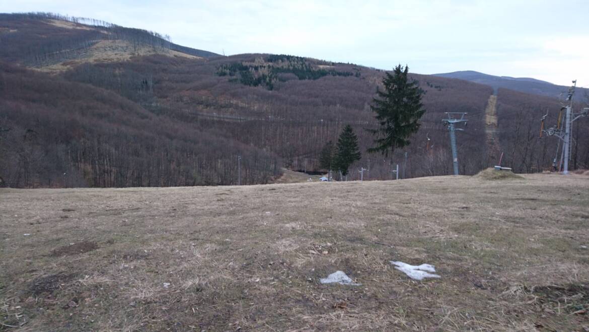 Na svahu sú už len posledné fliačky technického snehu.