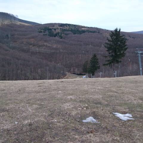 Na svahu sú už len posledné fliačky technického snehu.