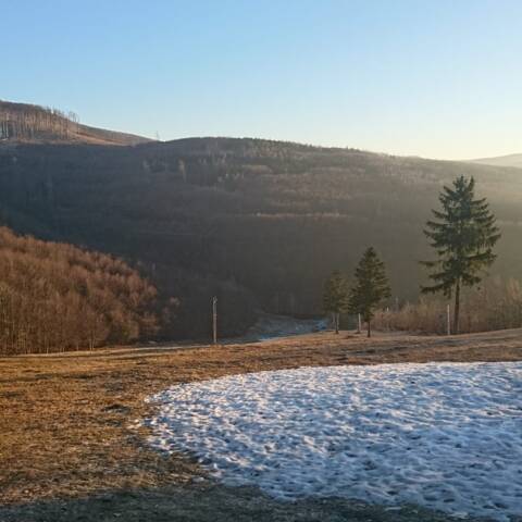 Aj napriek relatívne vysokej teplote bol ráno prízemný mráz.