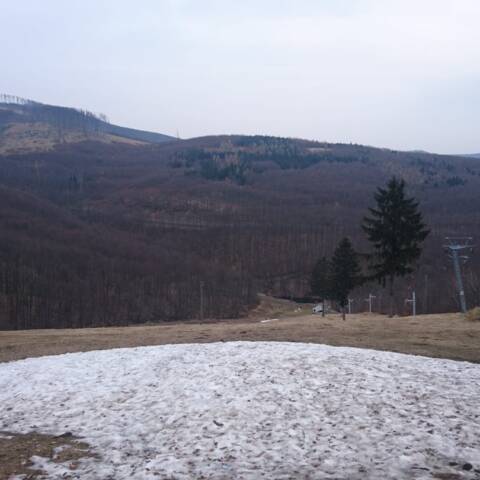 Na zjazdovke sú ešte stále zvyšky technického snehu.