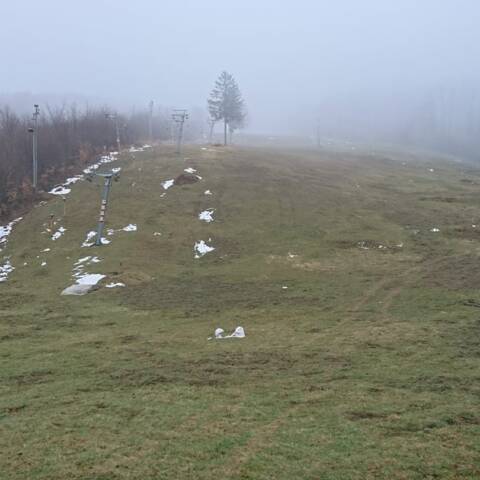 Po nočnom daždi zostali len zvyšky snehu.