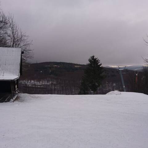 Napadol vlhký sneh do 2 cm.