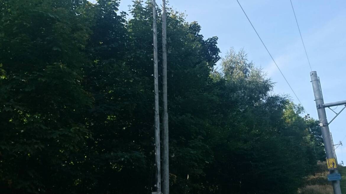 Ukradnuté svietidla zo stĺpu osvetlenia.