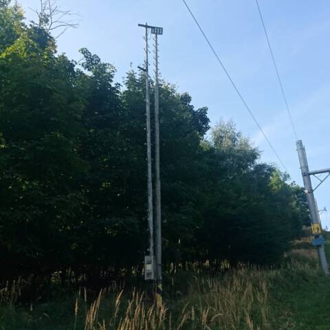 Ukradnuté svietidla zo stĺpu osvetlenia.