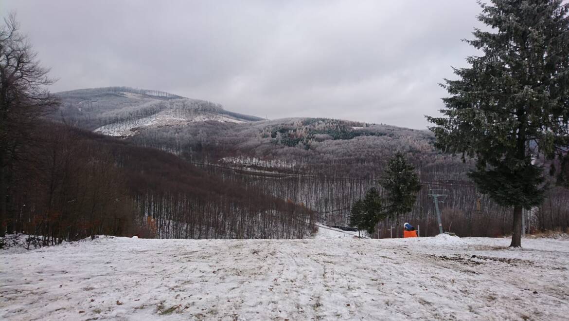 Po včerajšom daždi sneh ešte zostal.