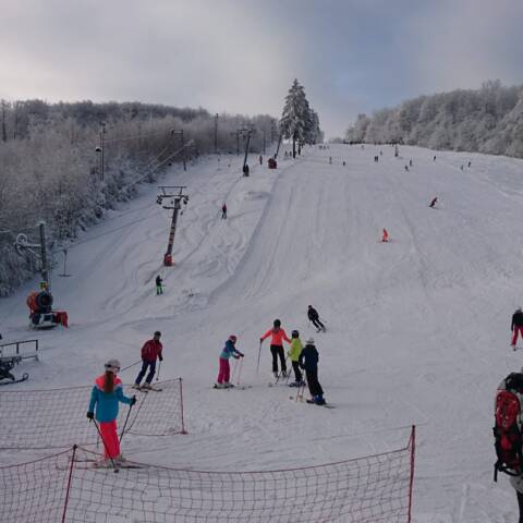 Prevádzka vlekov pokračuje aj dnes.