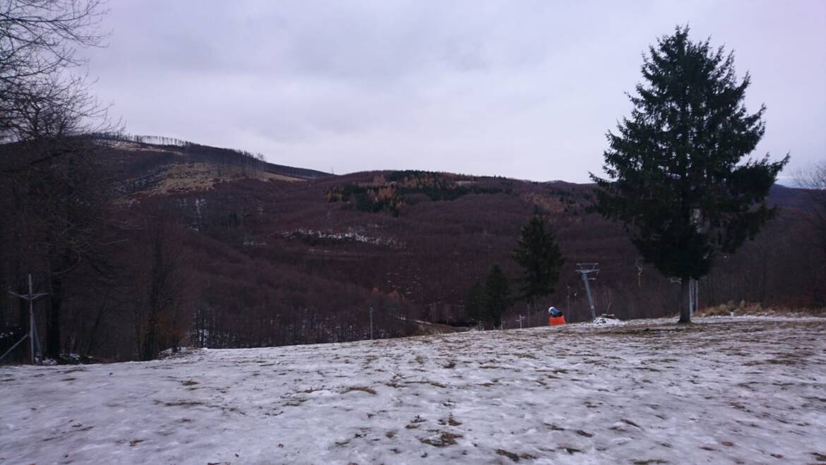 Po daždi zostala len nesúvislá vrstva mokrého snehu.