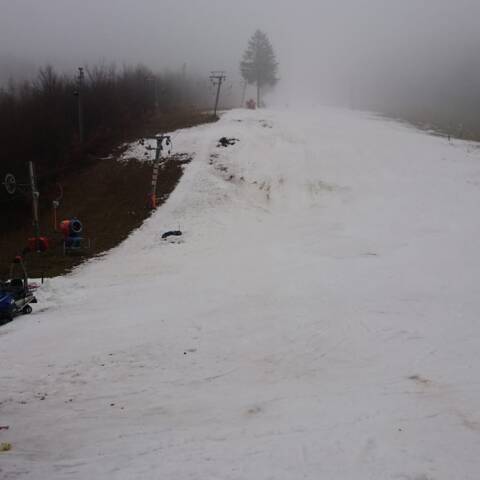 Prevádzka vlekov pokračuje v oboch strediskách.