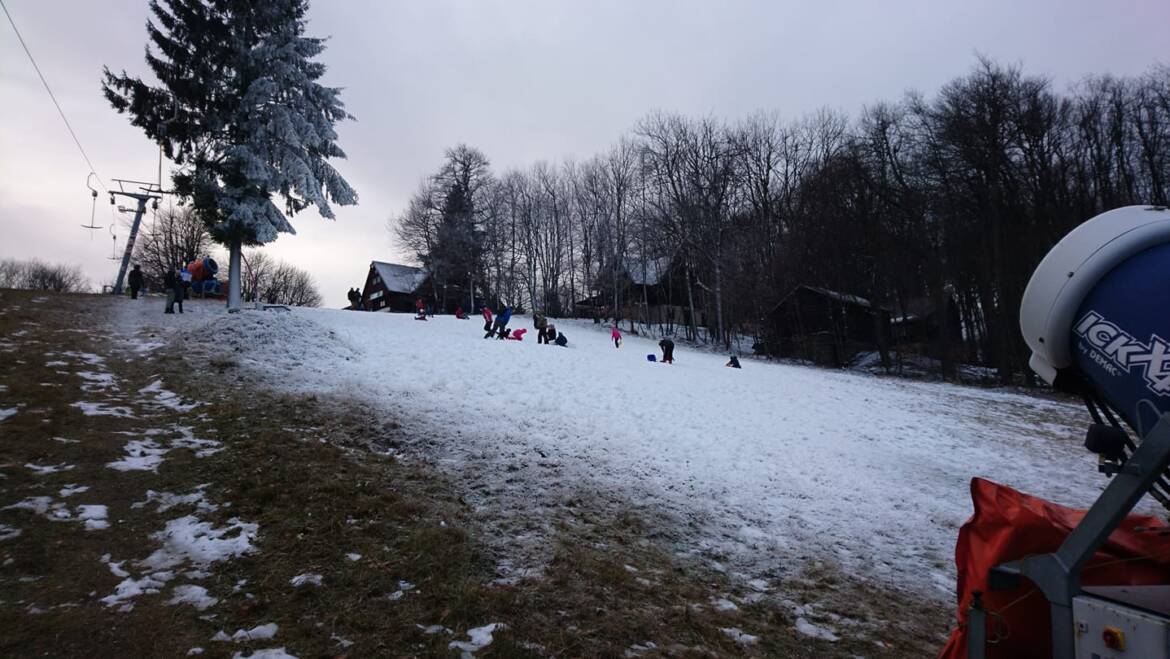 Prvý technický sneh na Pezinskej Babe v tejto sezóne.