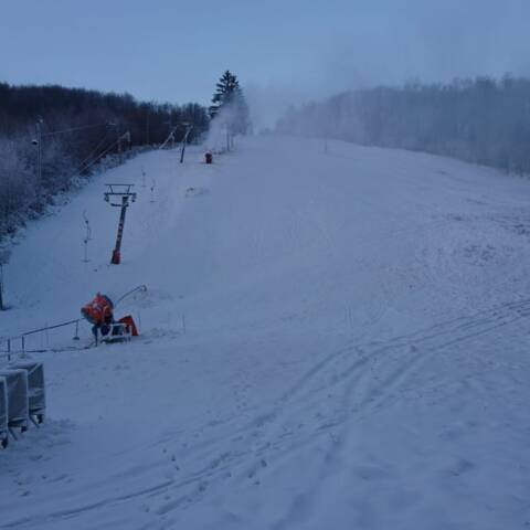 Stále zasnežujeme svah pri vleku DOUBLE.