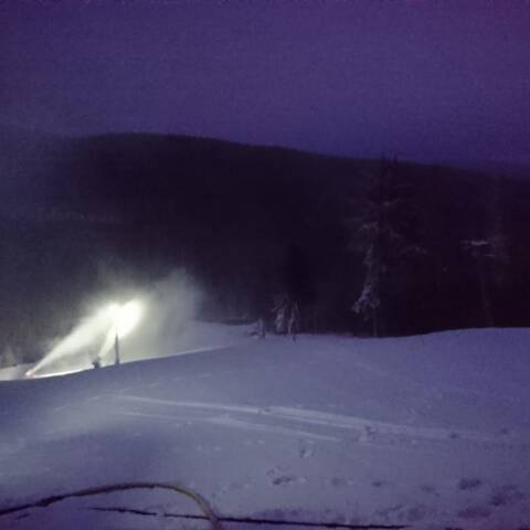 Denné aj večerné lyžovanie pokračuje.