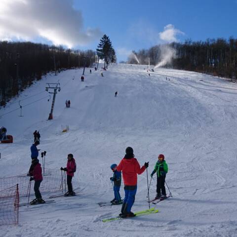 Napadol sneh a stále sneží.