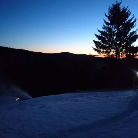Technicky zasnežujeme v oboch strediskách.
