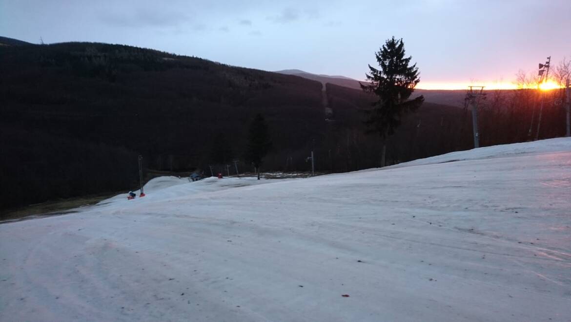 Dnes je len denné lyžovanie v oboch strediskách.