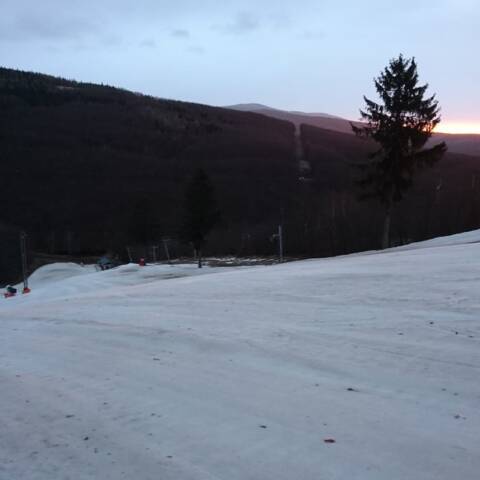 Dnes je len denné lyžovanie v oboch strediskách.