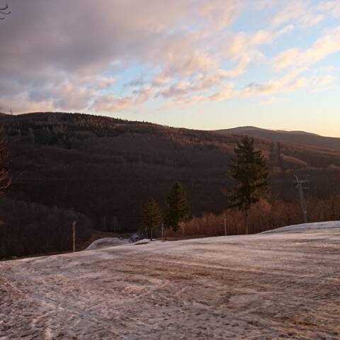 Prevádzka vlekov je prerušená v oboch strediskách.