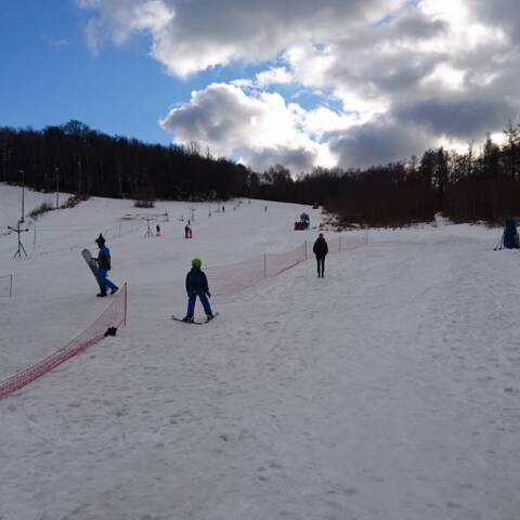 Obe strediská sú v prevádzke denne.