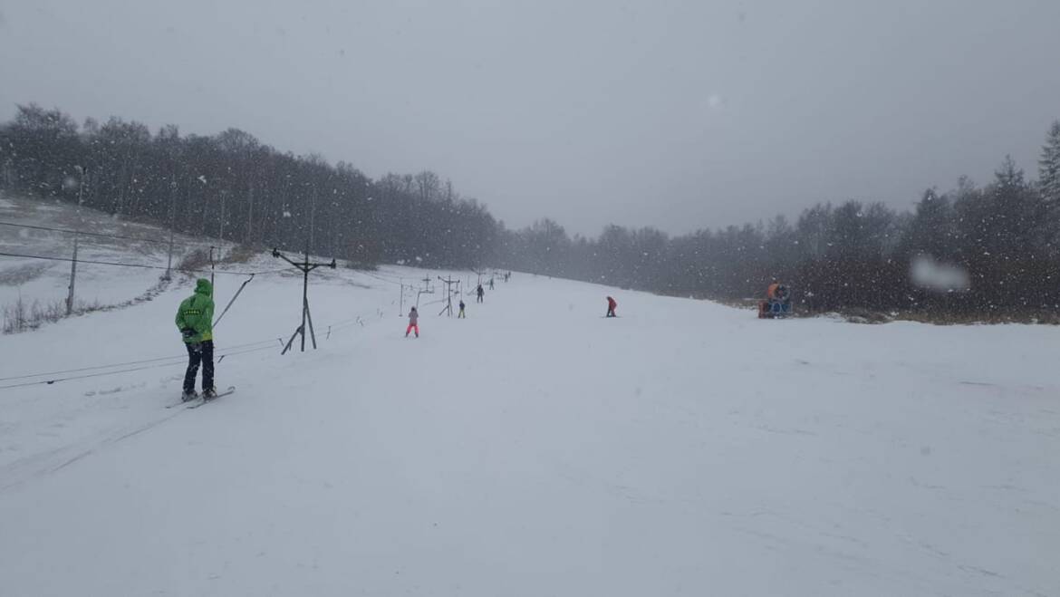 Both resorts are open daily.