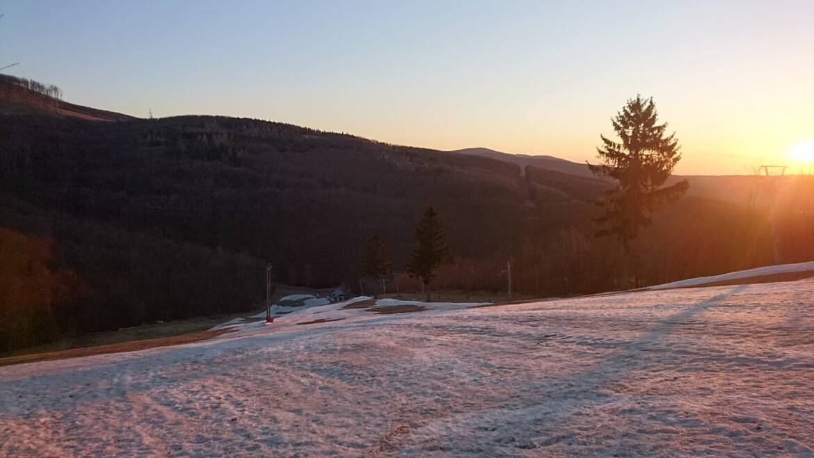 The operation of the lifts is interrupted in both centers.