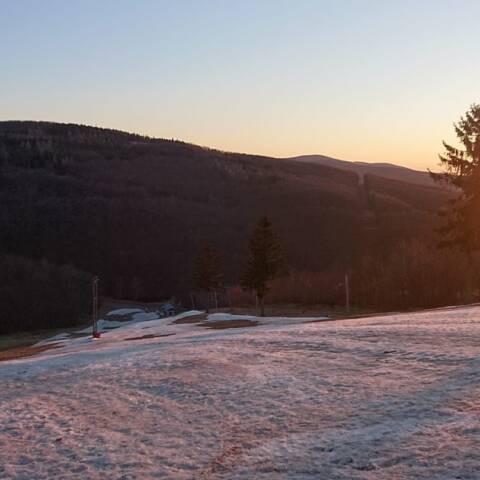 Prevádzka vlekov je prerušená v oboch strediskách.