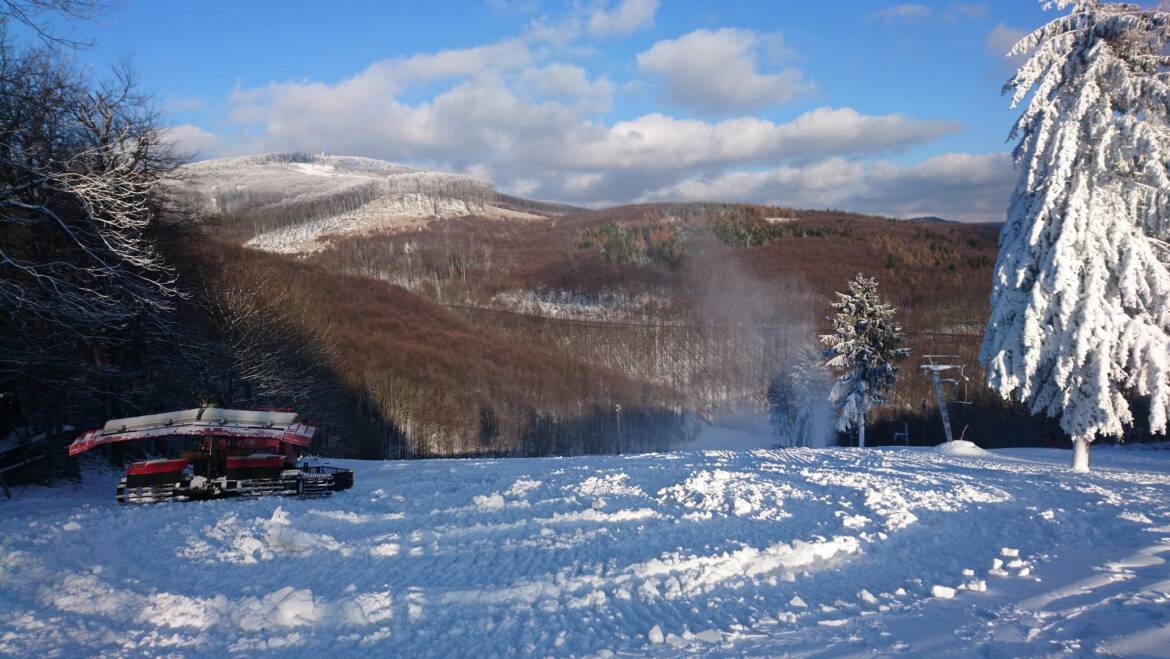 Technicky zasnežujeme v oboch strediskách.