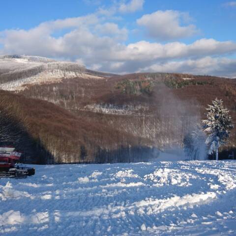 Technicky zasnežujeme v oboch strediskách.